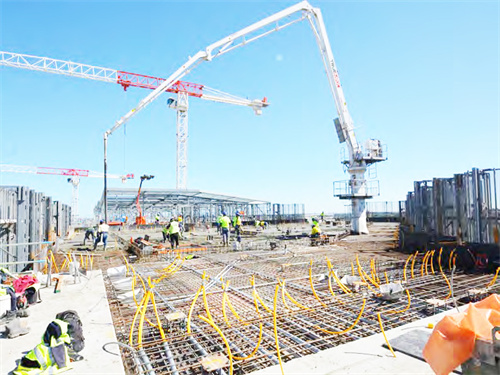 建筑工程必備機(jī)械，混凝土布料機(jī)。